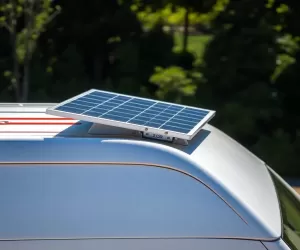 Jak zamontować panel solarny na przyczepie kempingowej